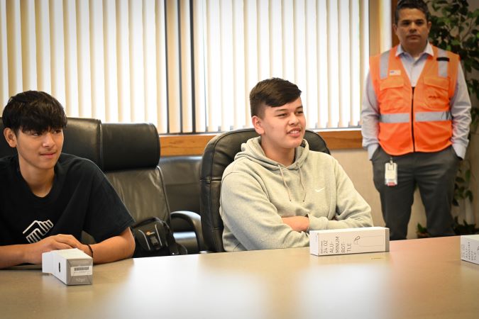 Javier Lopez (center) learns about the importance of BNSF’s operations to the city’s economy.  Javier Lopez (center) learns about the importance of BNSF’s operations to the city’s economy.