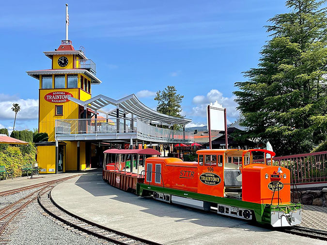 7,000-pound lithium-ion battery-powered locomotive in BNSF colors  7,000-pound lithium-ion battery-powered locomotive in BNSF colors